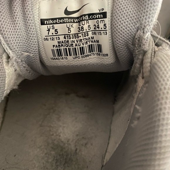 Nike - Picture 2 of 5